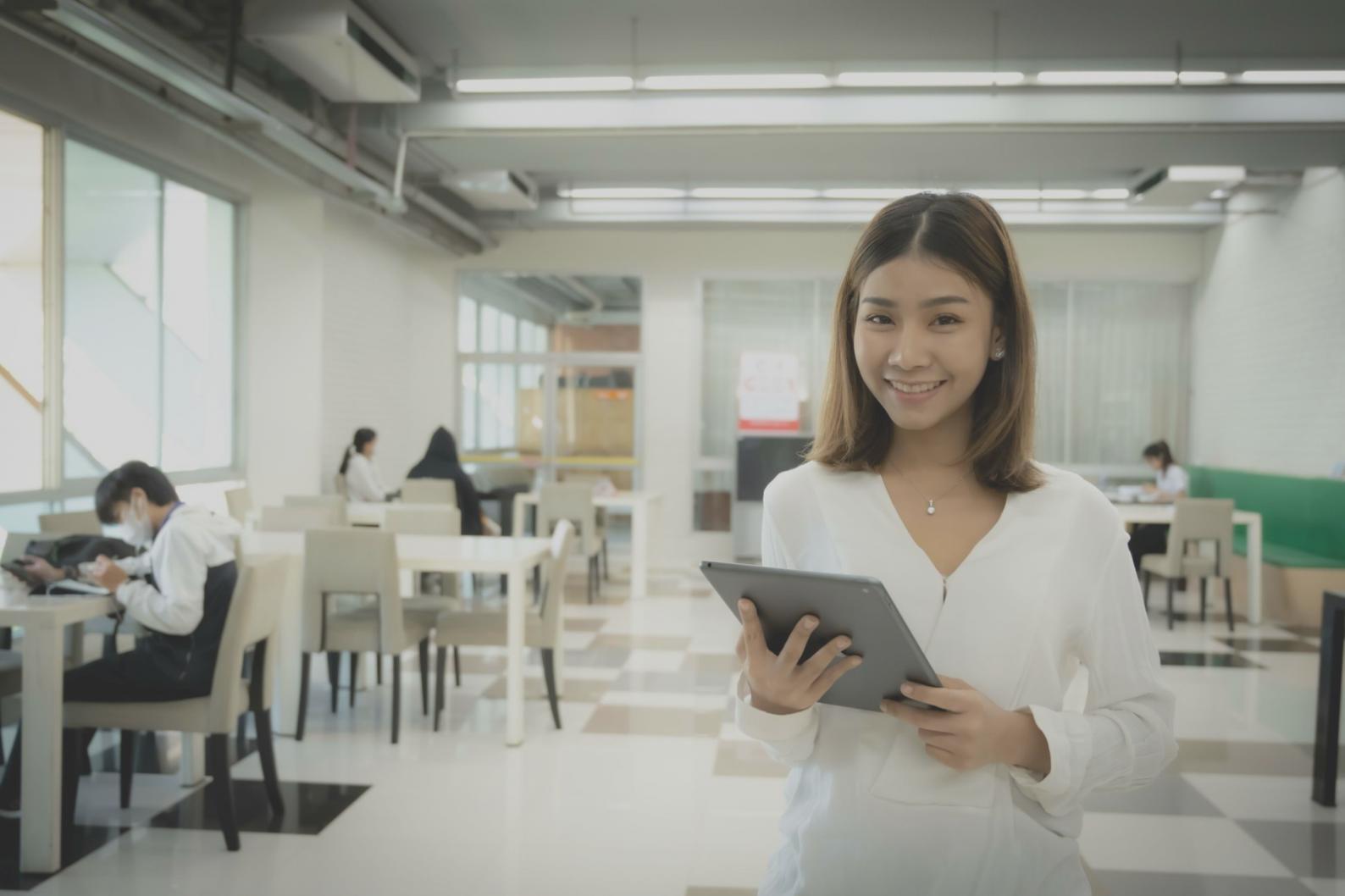 Profesional analizando datos financieros en entorno moderno