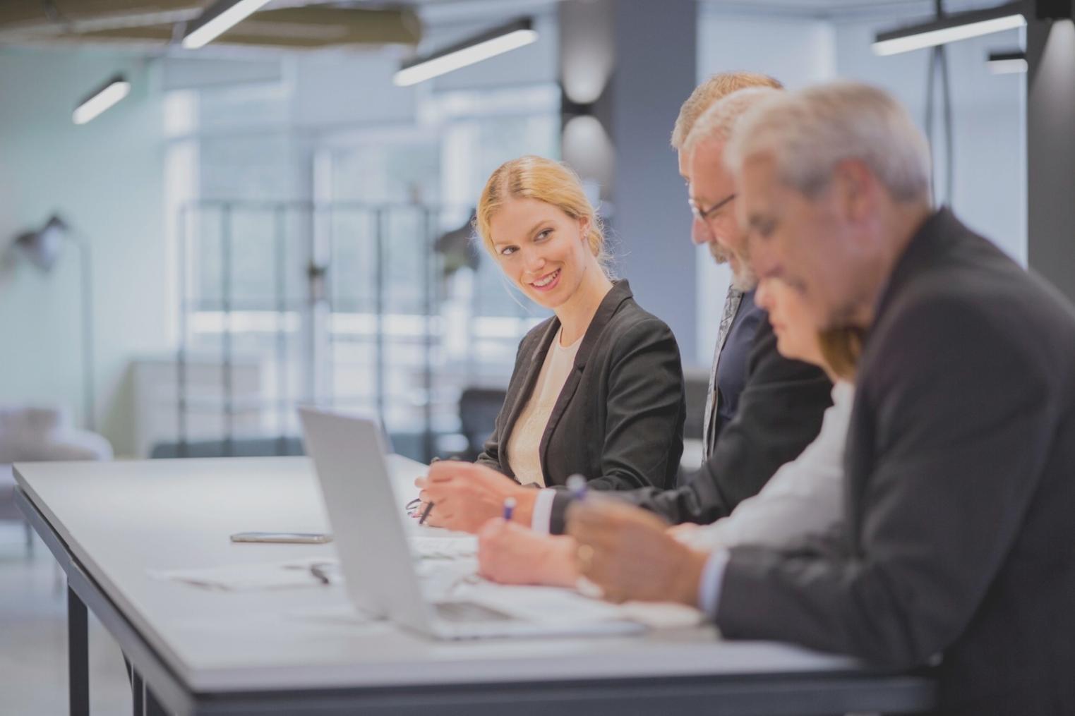 Comparación visual entre gestión financiera desorganizada y sistema estructurado