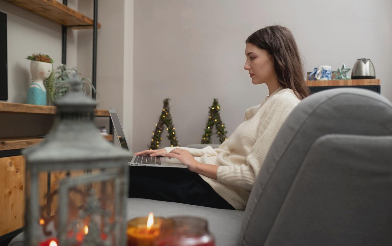 Profesionales trabajando en estrategia financiera con enfoque práctico y colaborativo