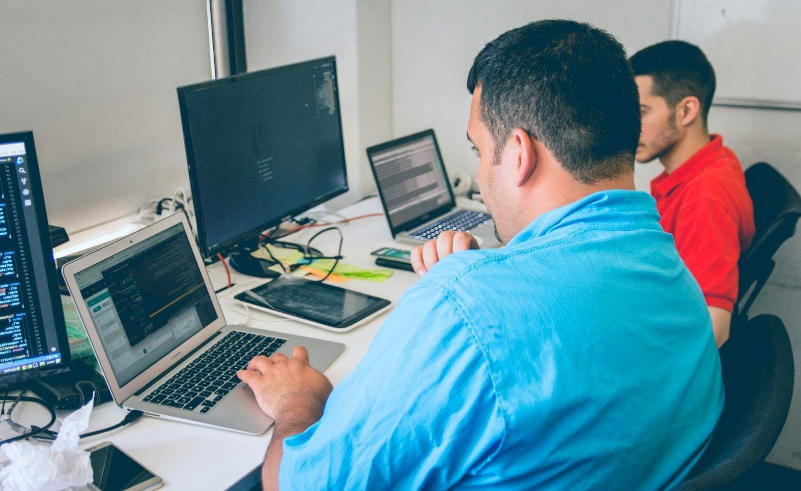 Análisis de datos financieros para relaciones con clientes