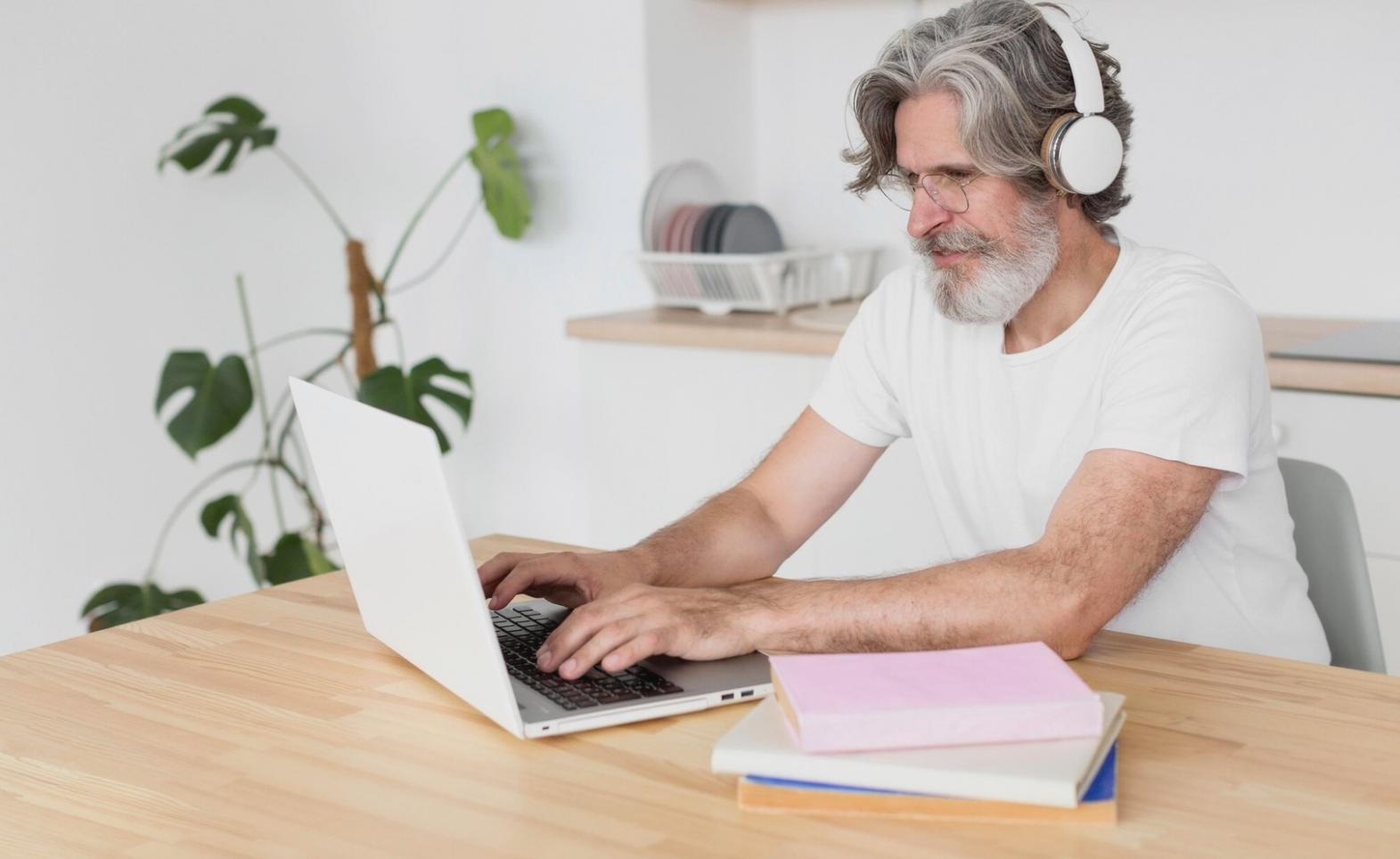 Empresaria revisando proyecciones financieras en contexto comercial real